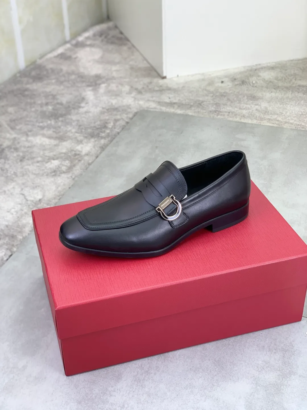 Men's men's shoes 💰P600💰[New model] High quality water-dyed cowhide 🆘[Salvatore Ferragamo] Ferragamo's latest casual business leather shoes for men! Listed simultaneously! The fabric is made of specially imported original calfskin, and the interior is made of imported water-dyed cowhide. It is absolutely luxurious and leads the fashion trend. Matching code: 38-44 (45 and 46 can be customized) 5️⃣ colors available